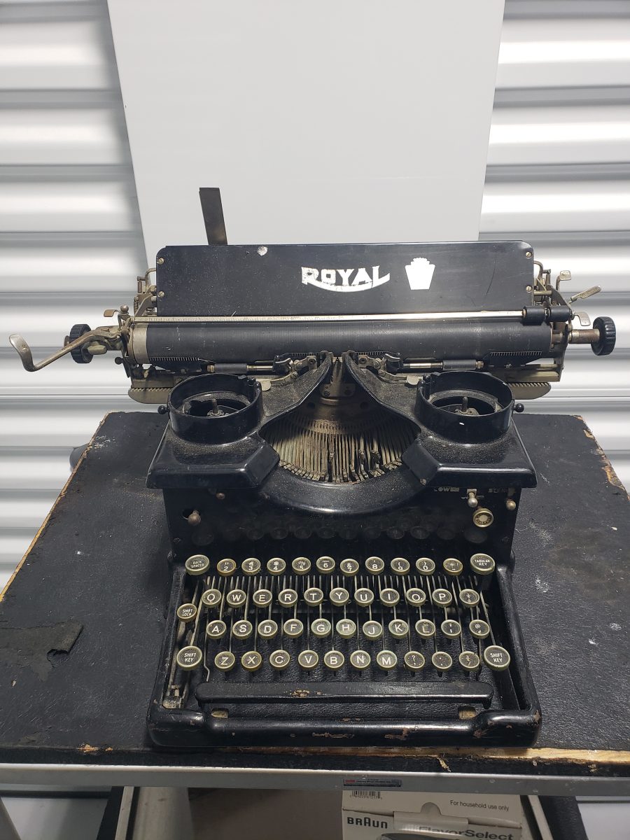 Vintage Royal Typewriter - Desktop Manual Model